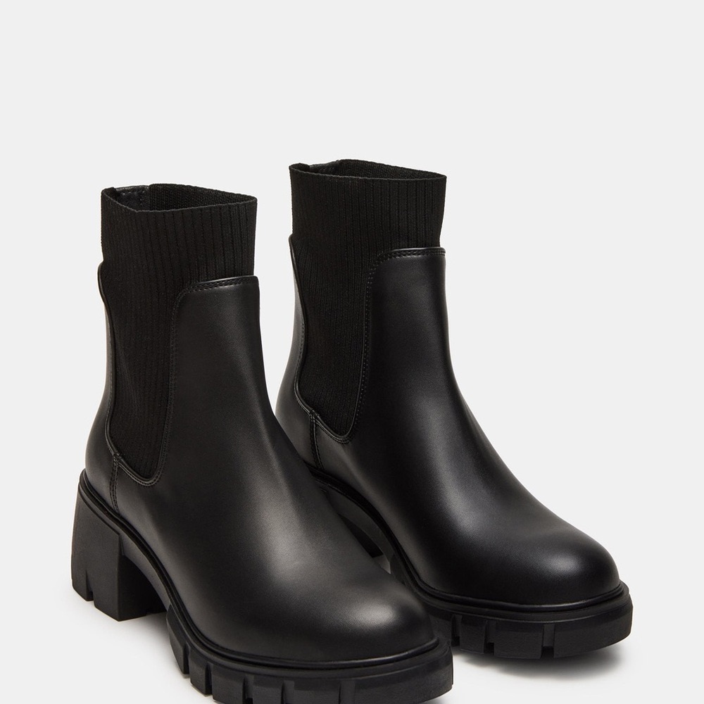 Steve Madden Chelsea Boot • Style: HUTCHH20 • Black